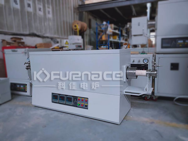 温度可达1700℃的KJ-T1600-L6012CB3型号三温区管式炉