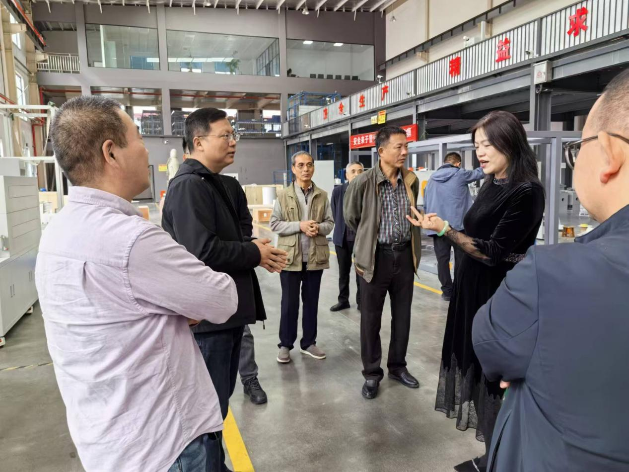 尚丽平副校长等领导参观厂区